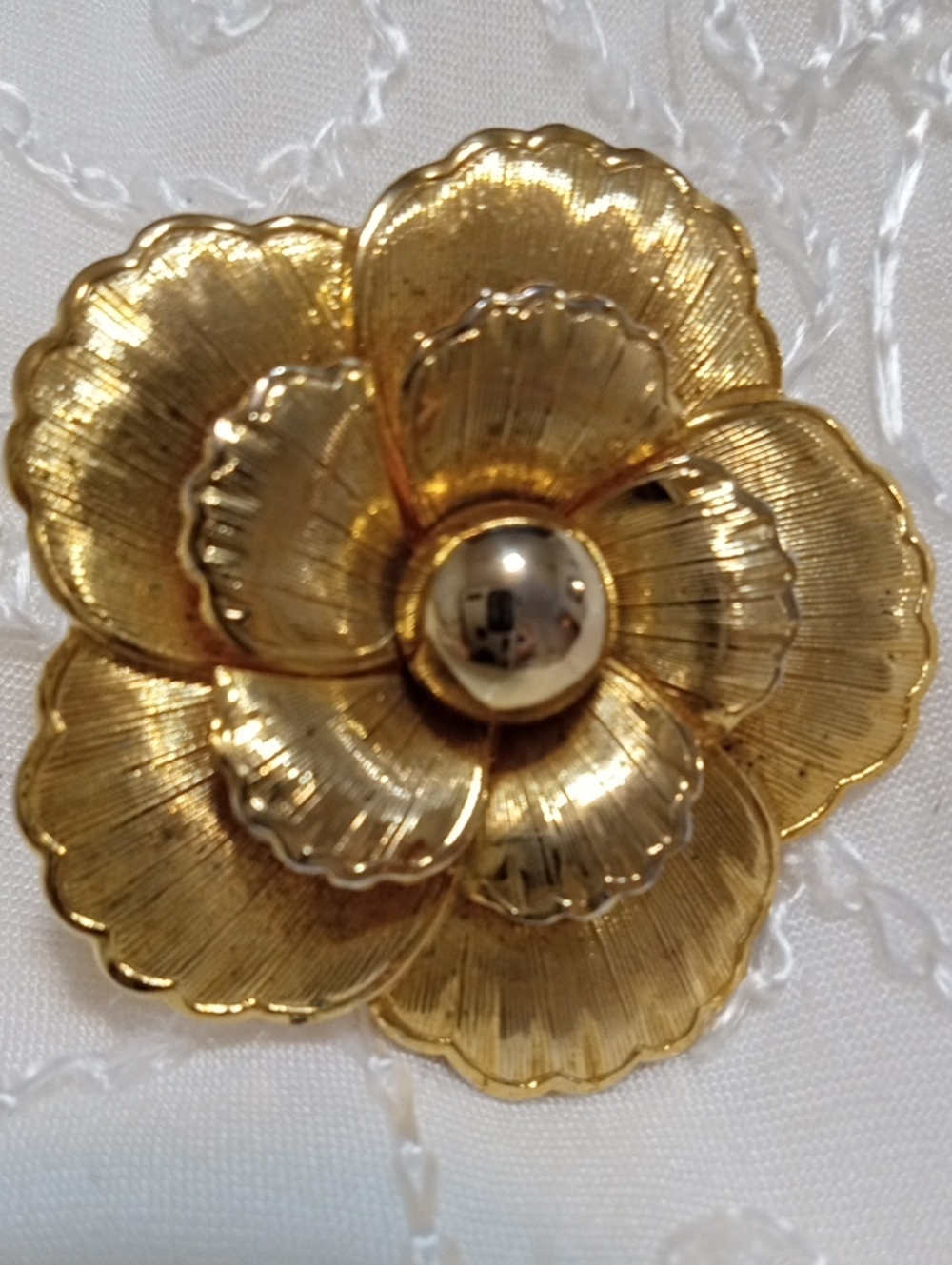 Vintage Gold Flower Brooch Pin - Elegant Floral Jewelry